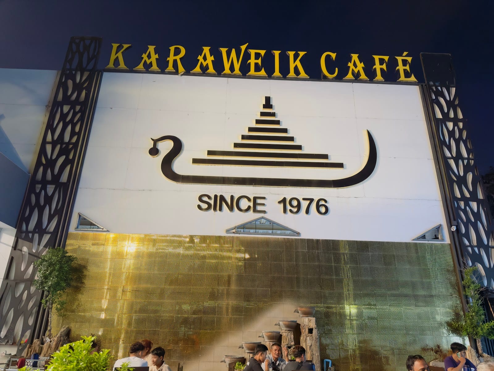 Karaweik Cafe 80