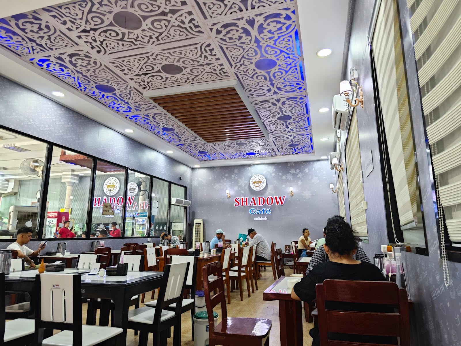 Shadow Cafe အောင်ပင်လယ်