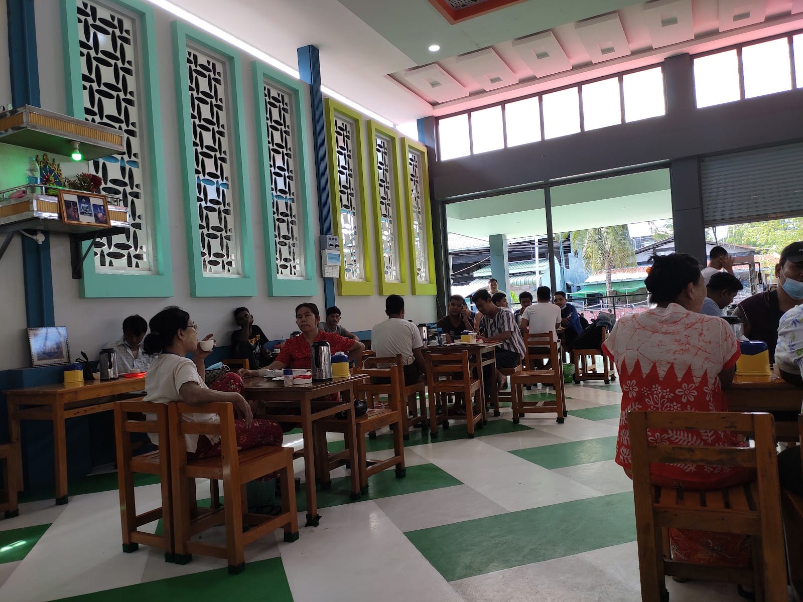 Moe Hsan Cafe