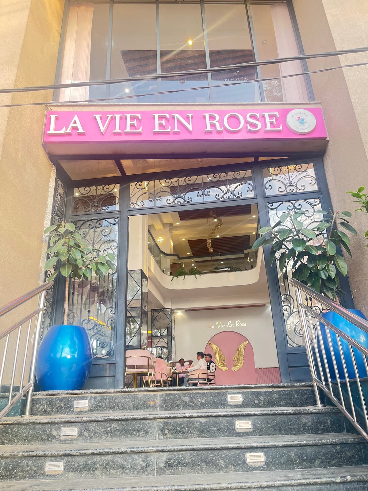 La Vie En Rose Addis