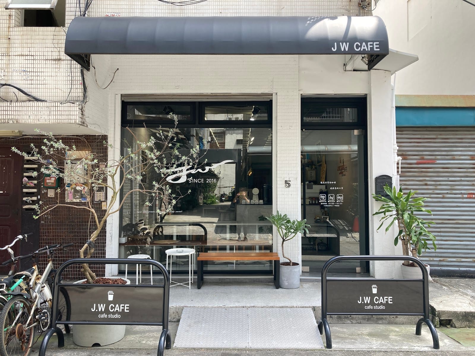 J.W. CAFE