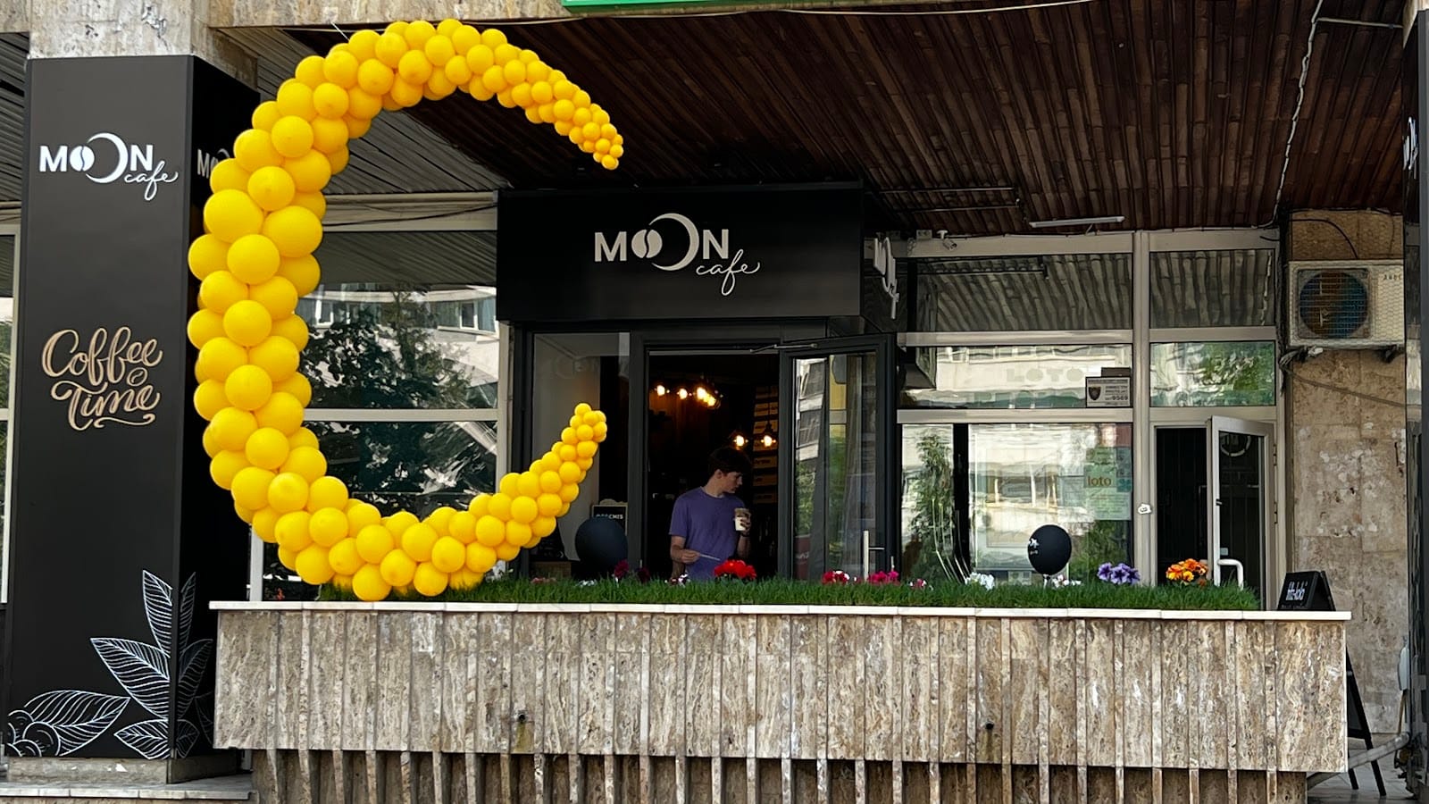 Moon Cafe