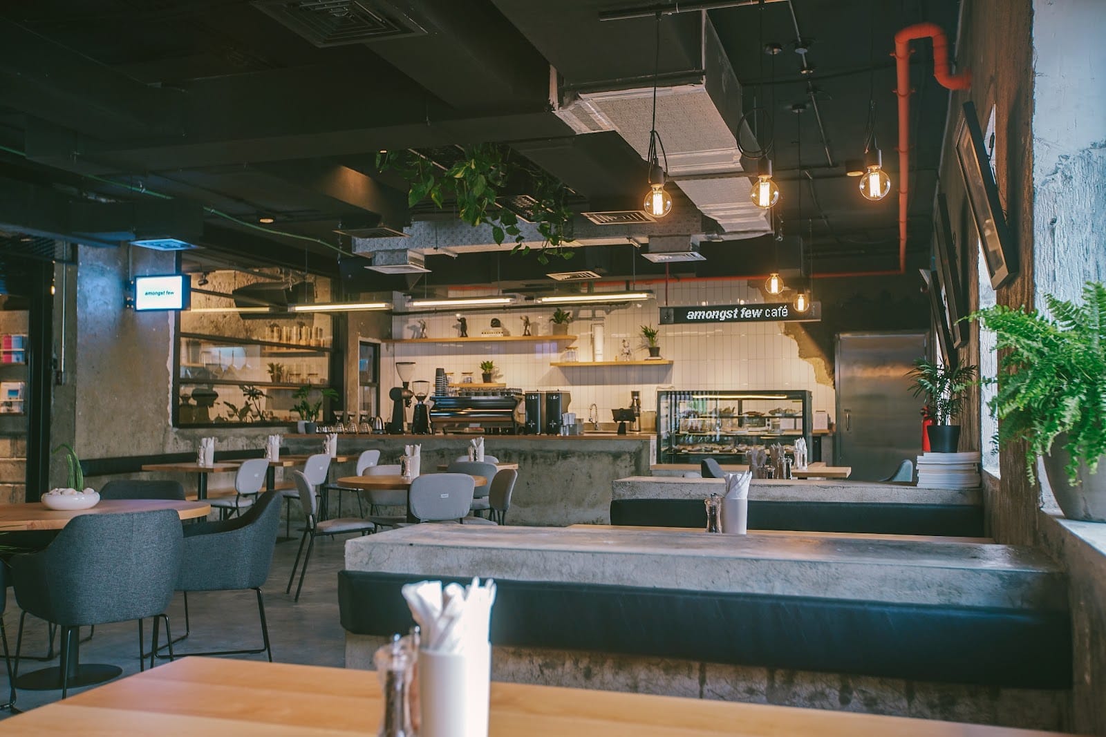 amongst few café