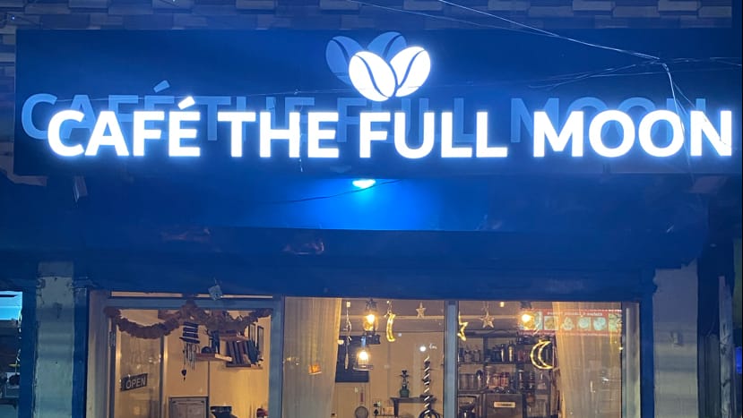 Cafe the full moon