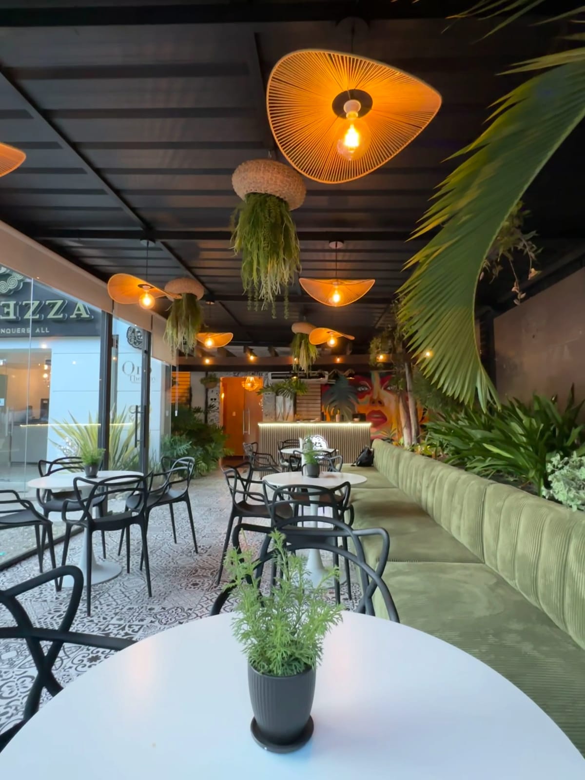 Pa' Otro Lao Coffee Shop & Lounge