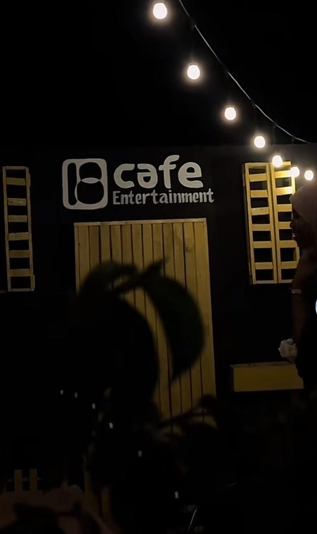 18 Cafe & Entertainment