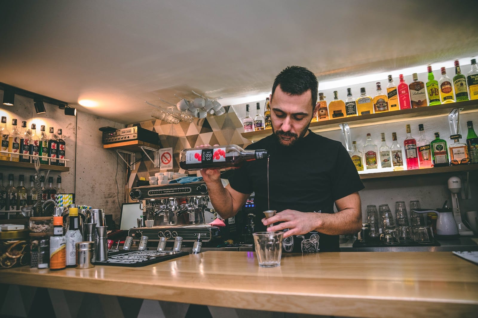 Zlo i Naopako, kafe i koktel bar