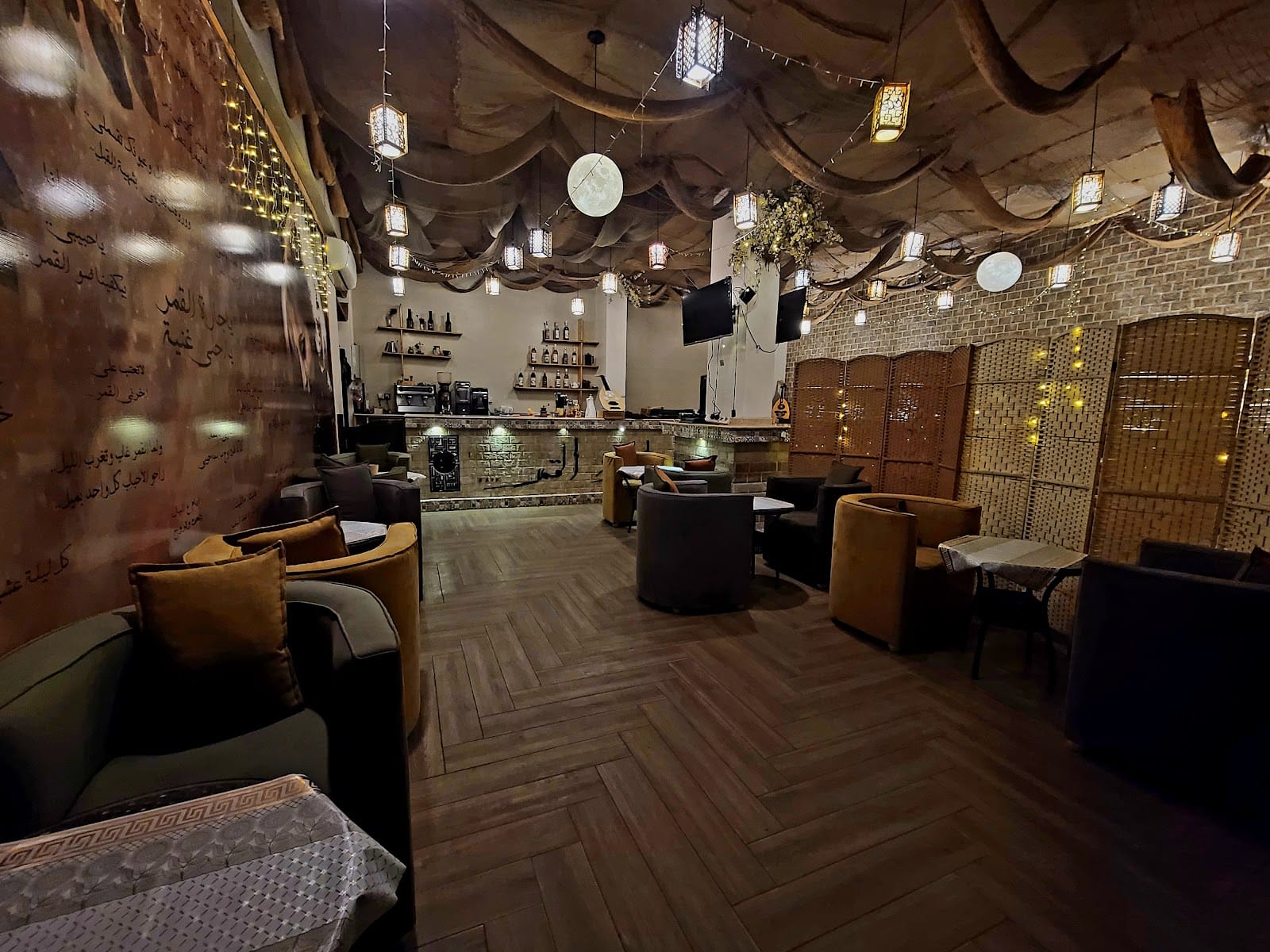 جارة القمر كافية عدن Jarat Al-Qamar Cafe Aden