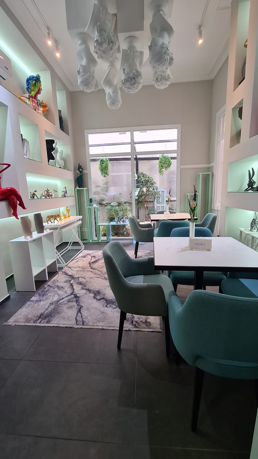 Vernice Creative Café
