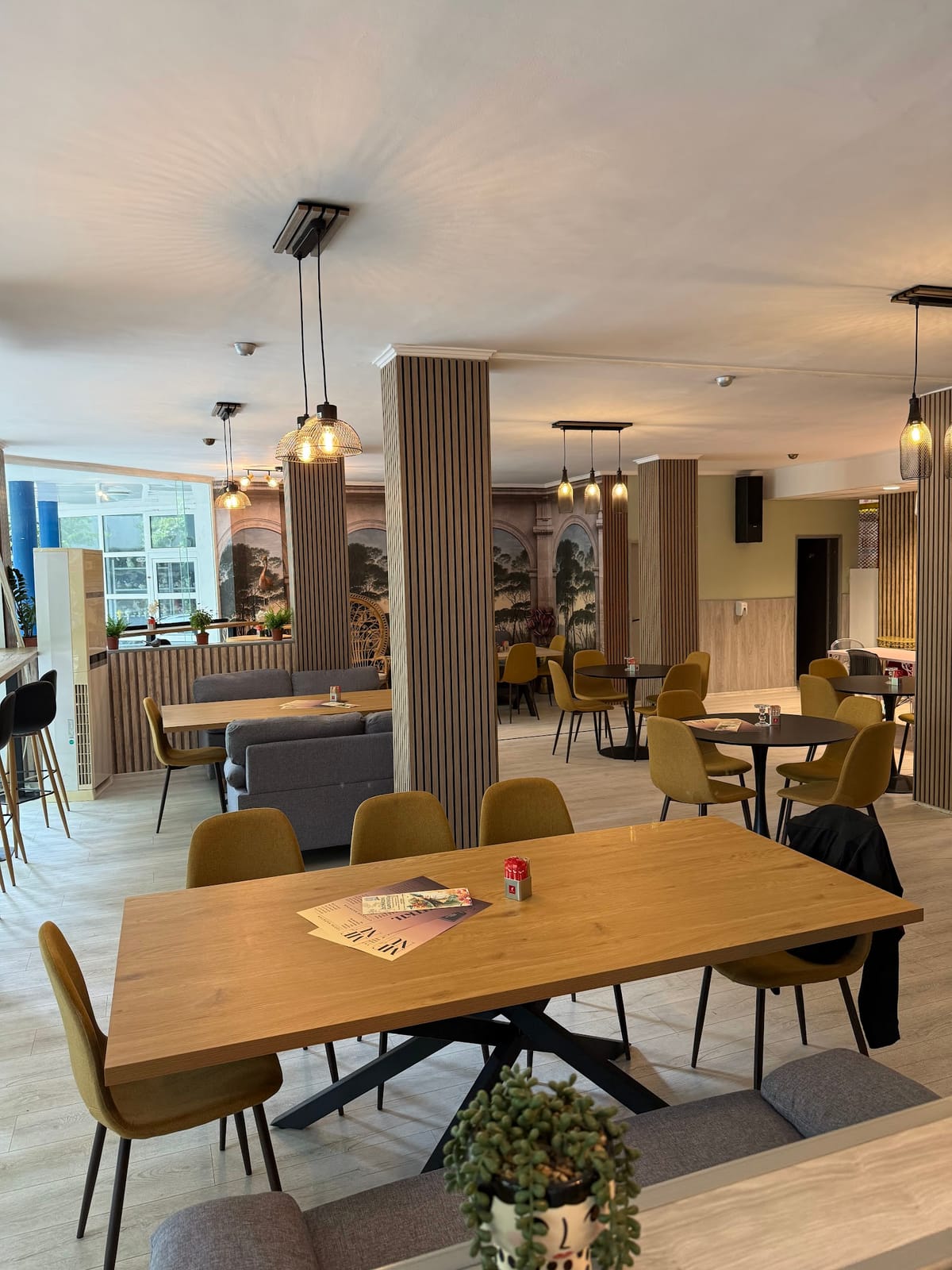 Play & Latte Cafe-Bar