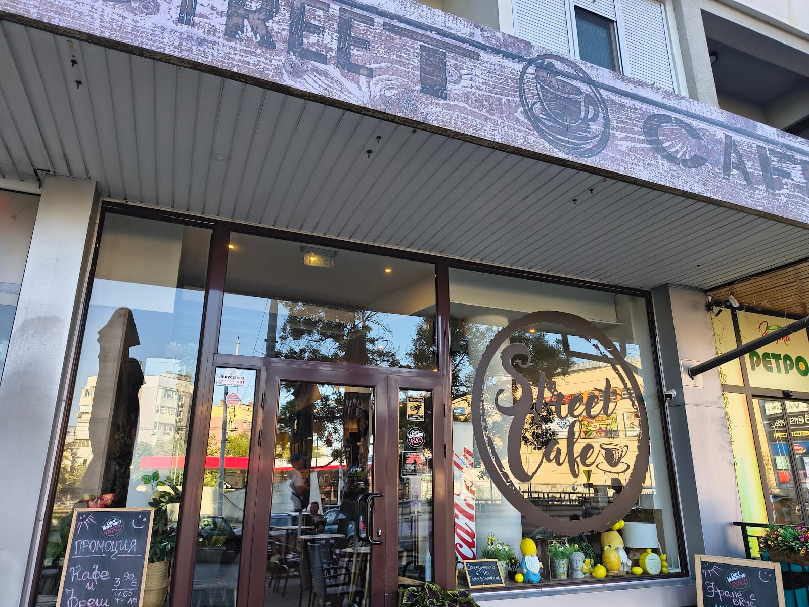 Steet cafe