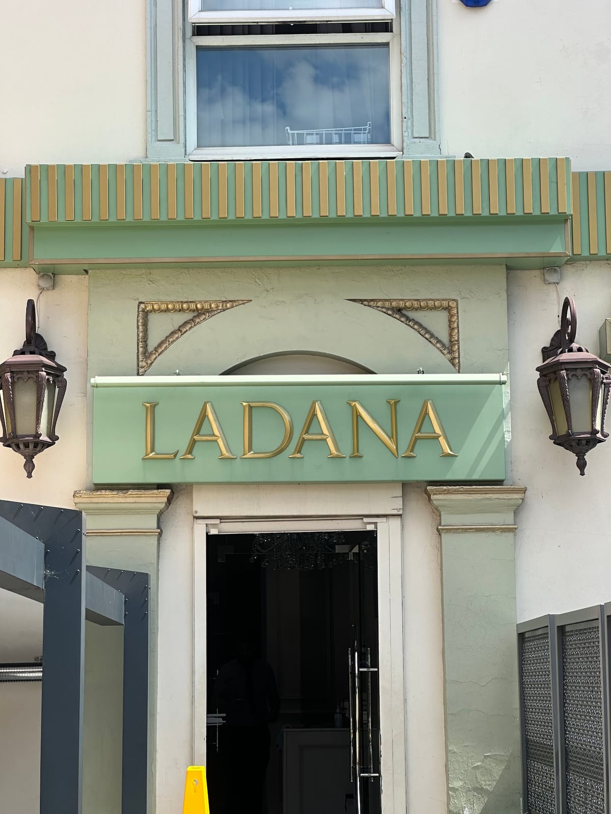Ladana Café