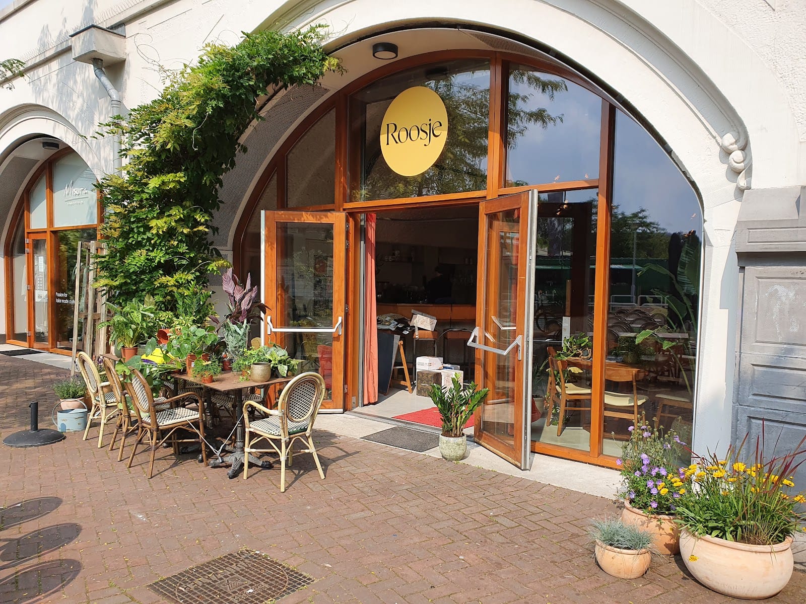 Roosje, café, restaurant, terras.