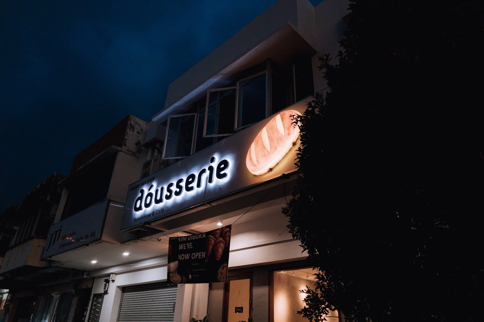 Dousserie Bakehouse & Cafe