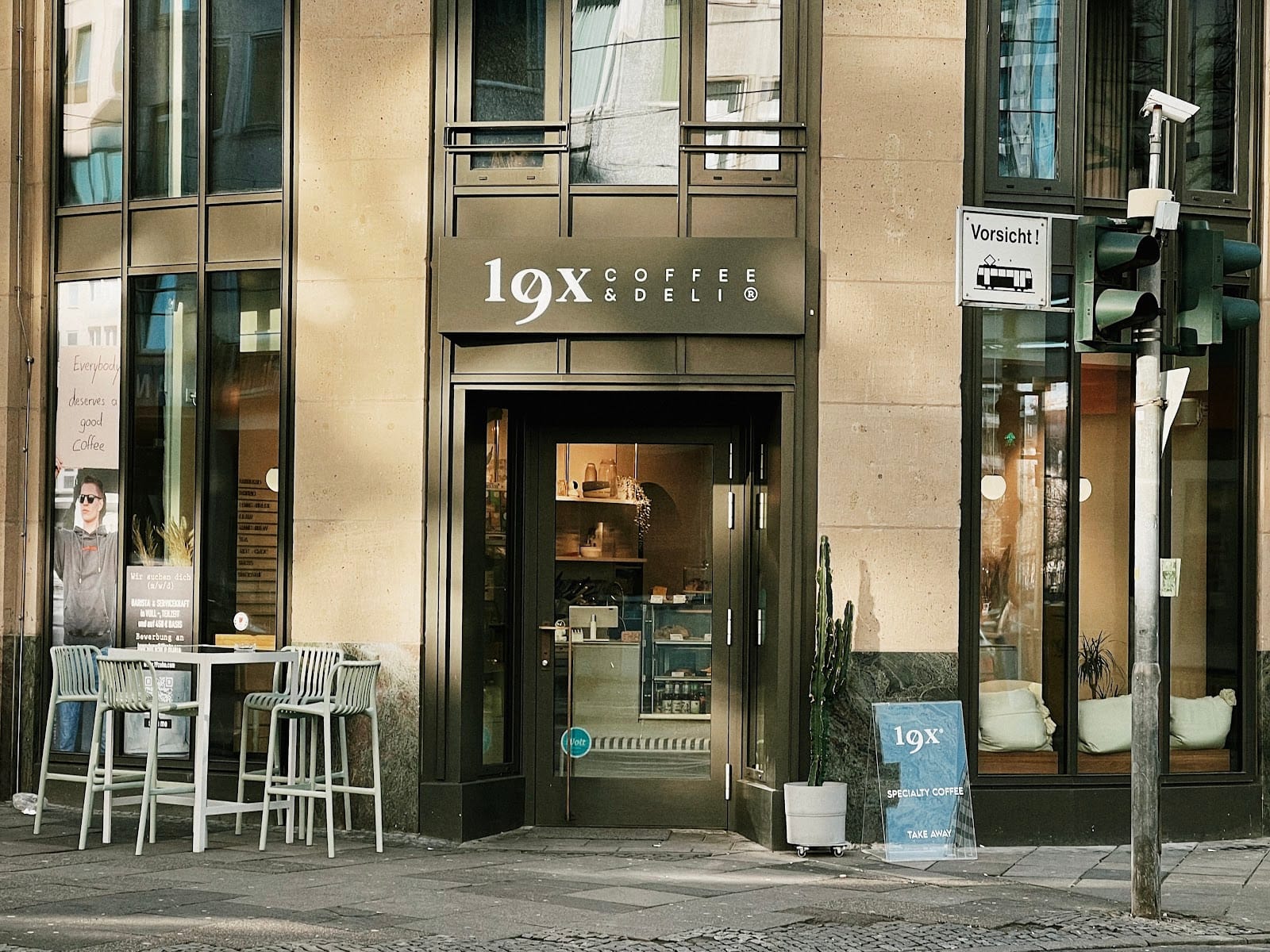 19 ZEHN Café & Fruits Bar