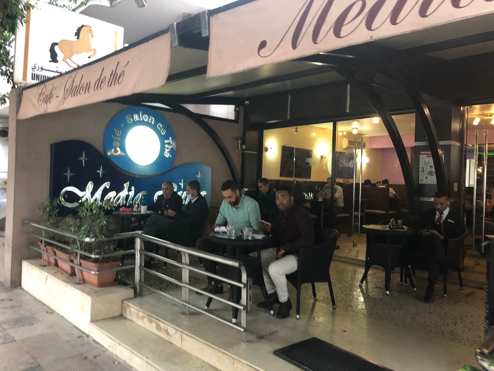 Café luna مقهى لونا