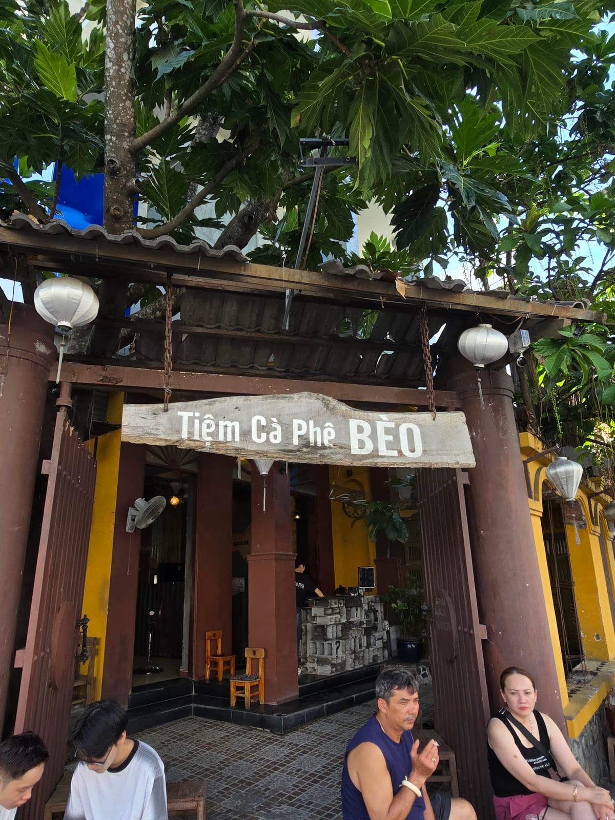 TIỆM CÀ PHÊ BÈO