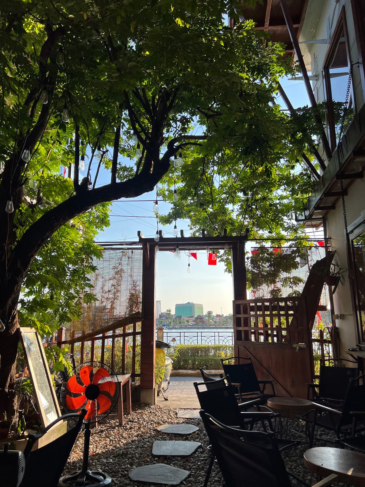 Tiệm Cafe Nâu
