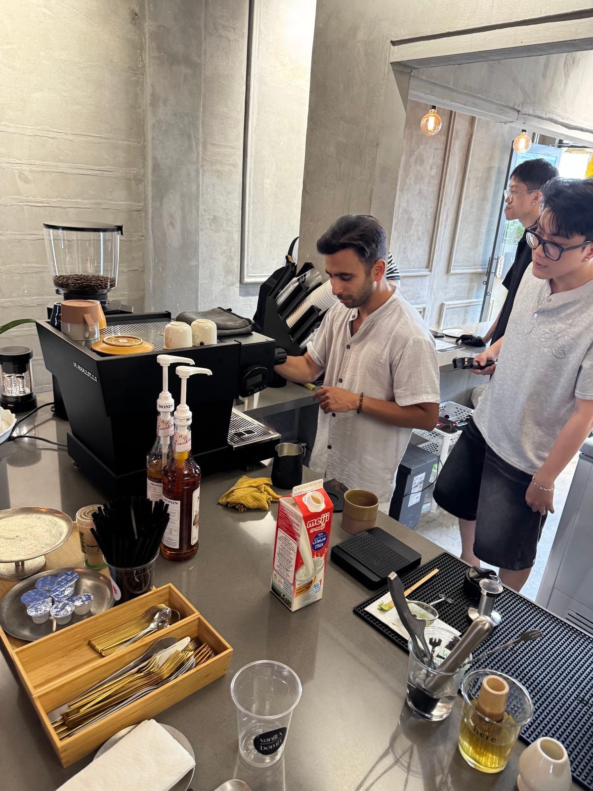 VanillA bomB (5F Cafe Apartment)