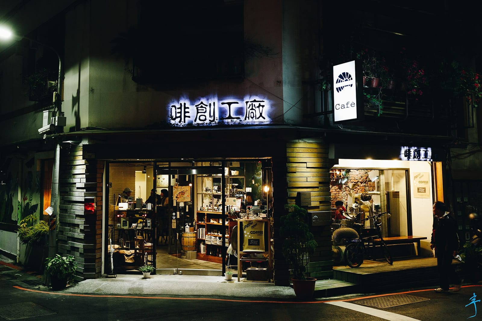 Corner Hostel & Café photo 3