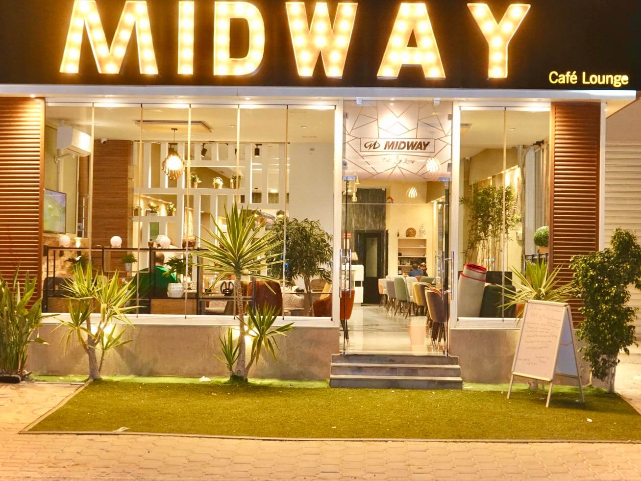 MIDWAY Café Lounge