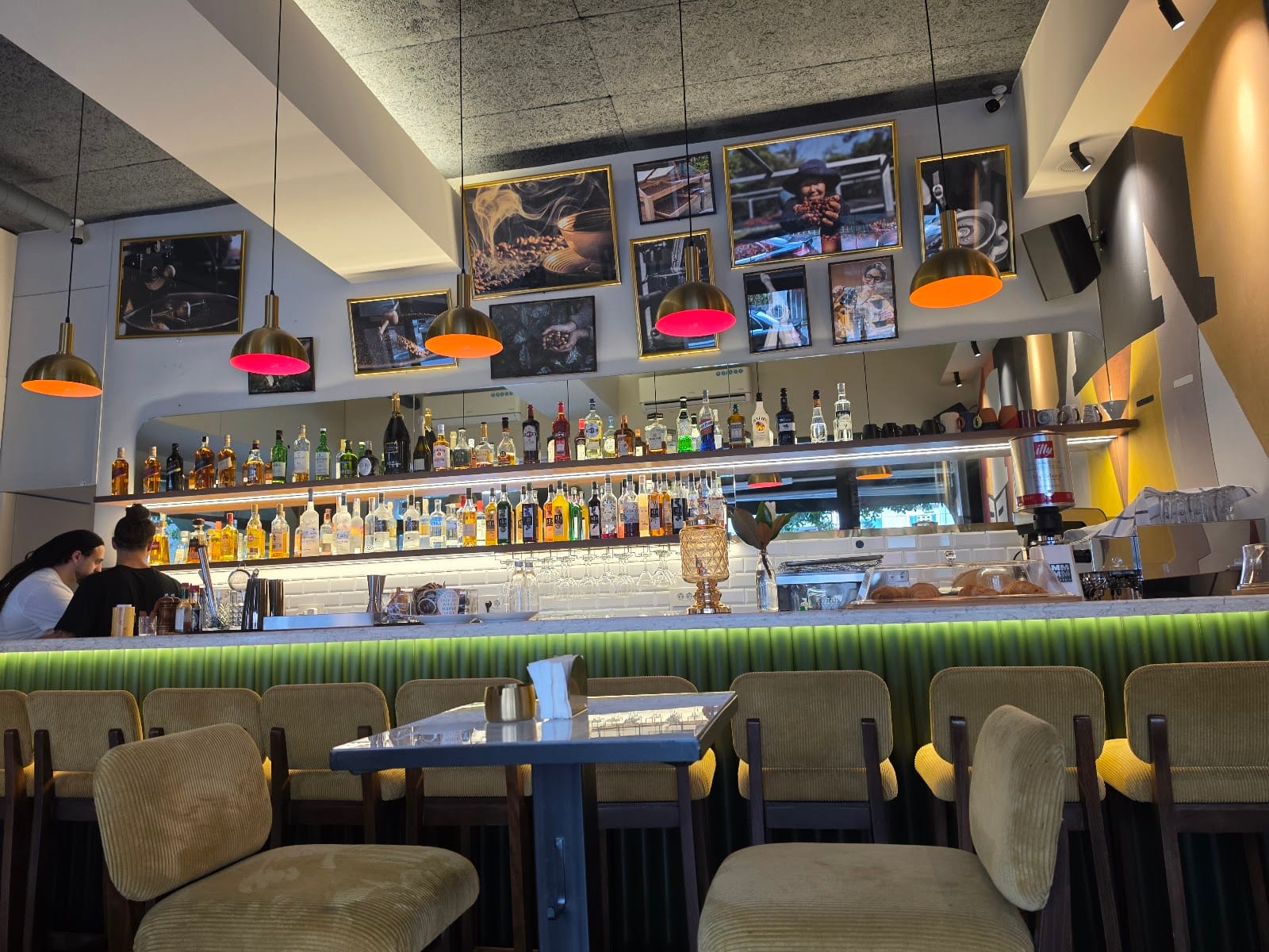 The number eight Café & Bar