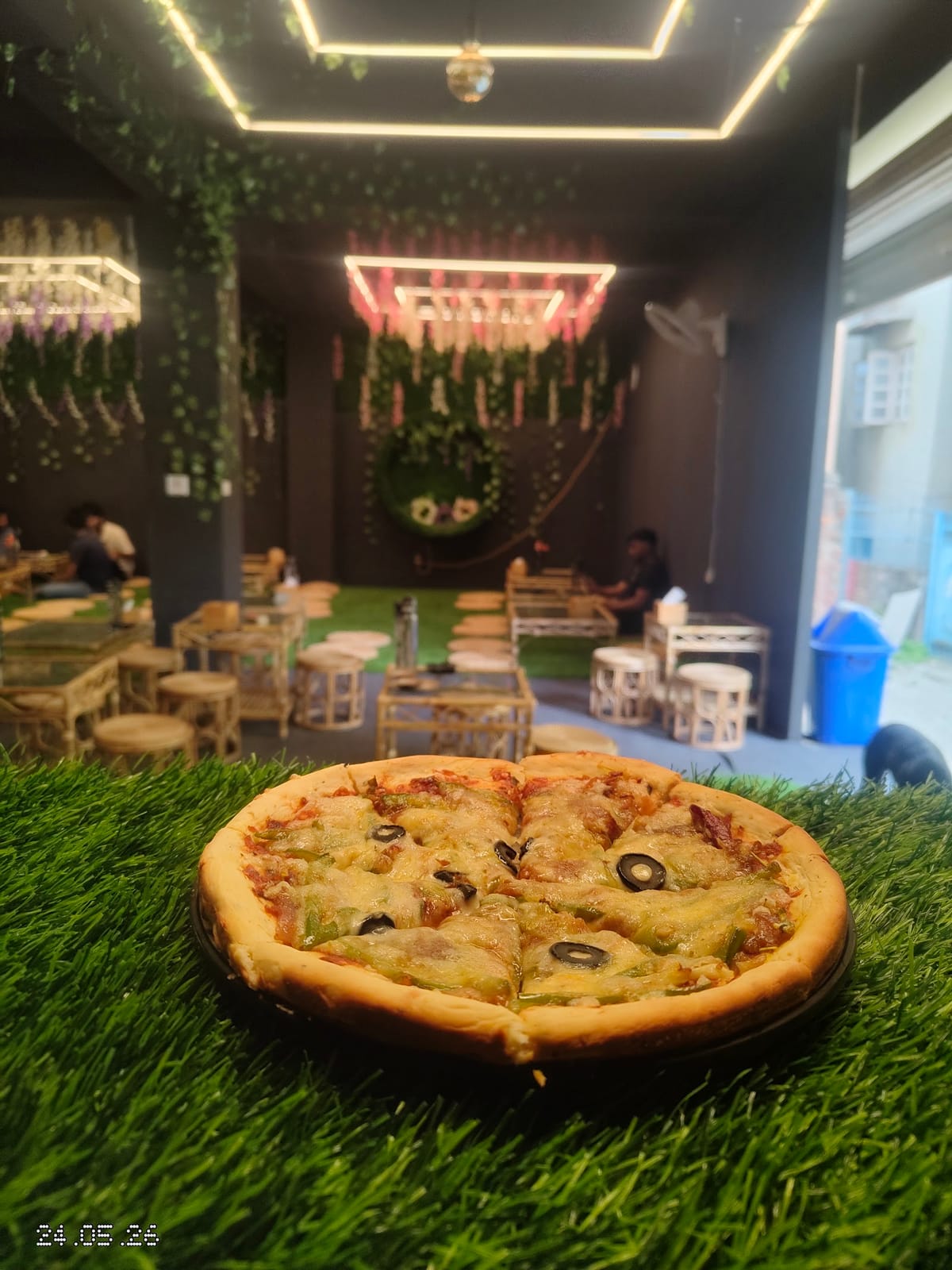 Black log hub cafe