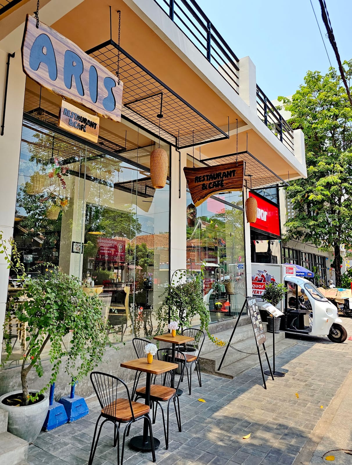 Aris Café