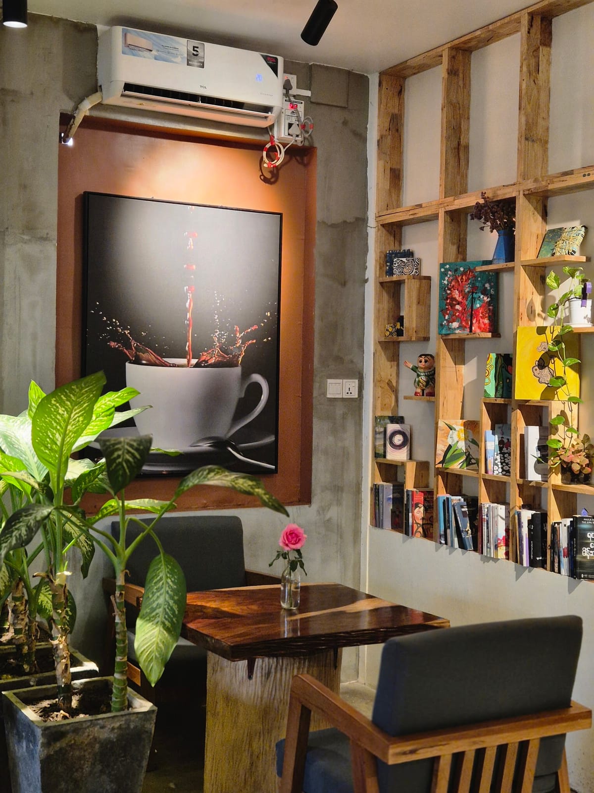 What's Up Cafe - Kywe Se Kan Branch