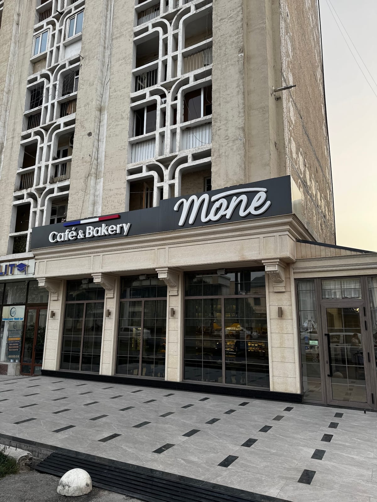 Mone cafe & bakery