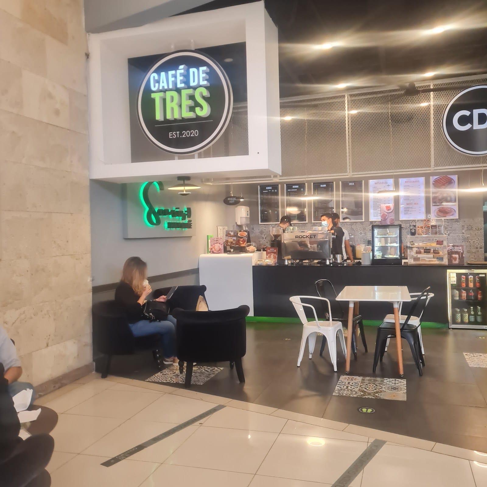 Café de Tres • Multiplaza TGU