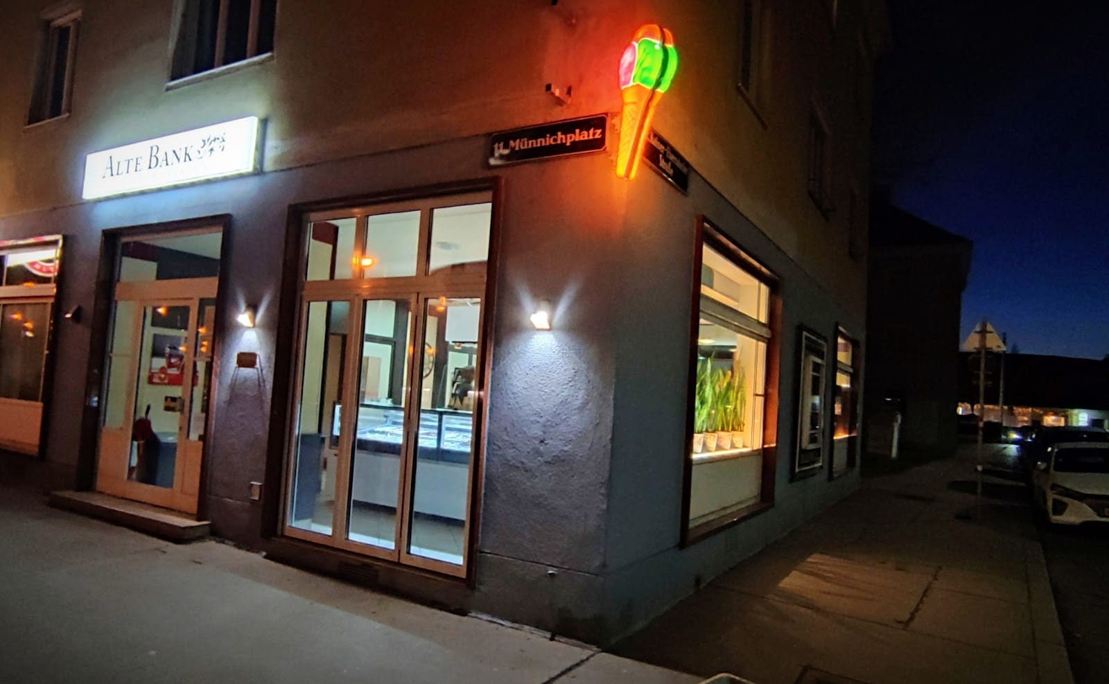 Die Eisdealer - Eissalon am Münnichplatz – Wie nICE!
