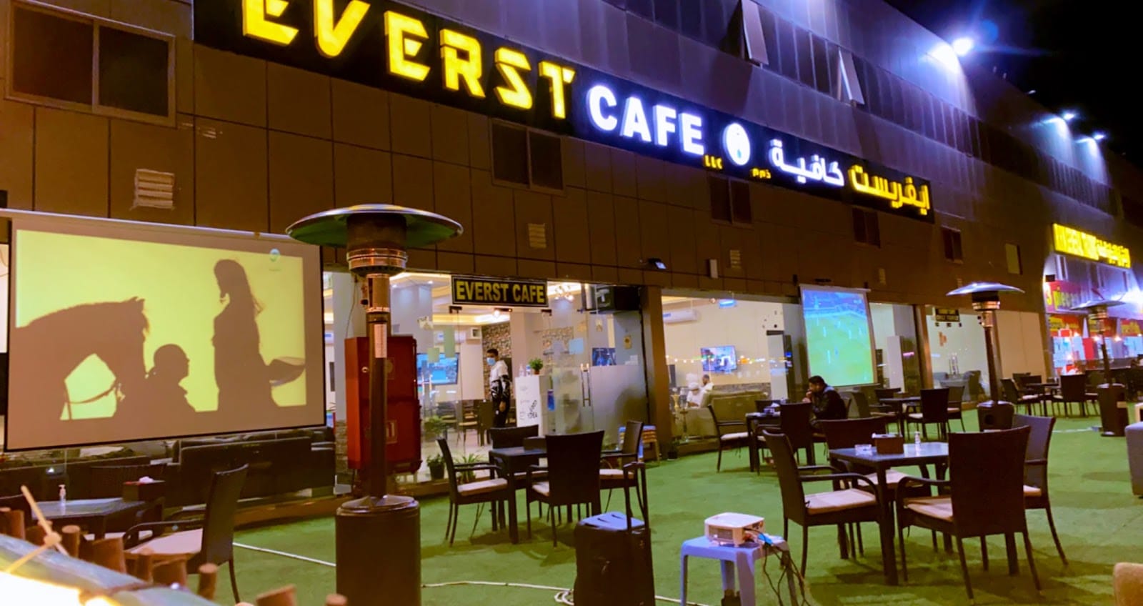 Everst cafe