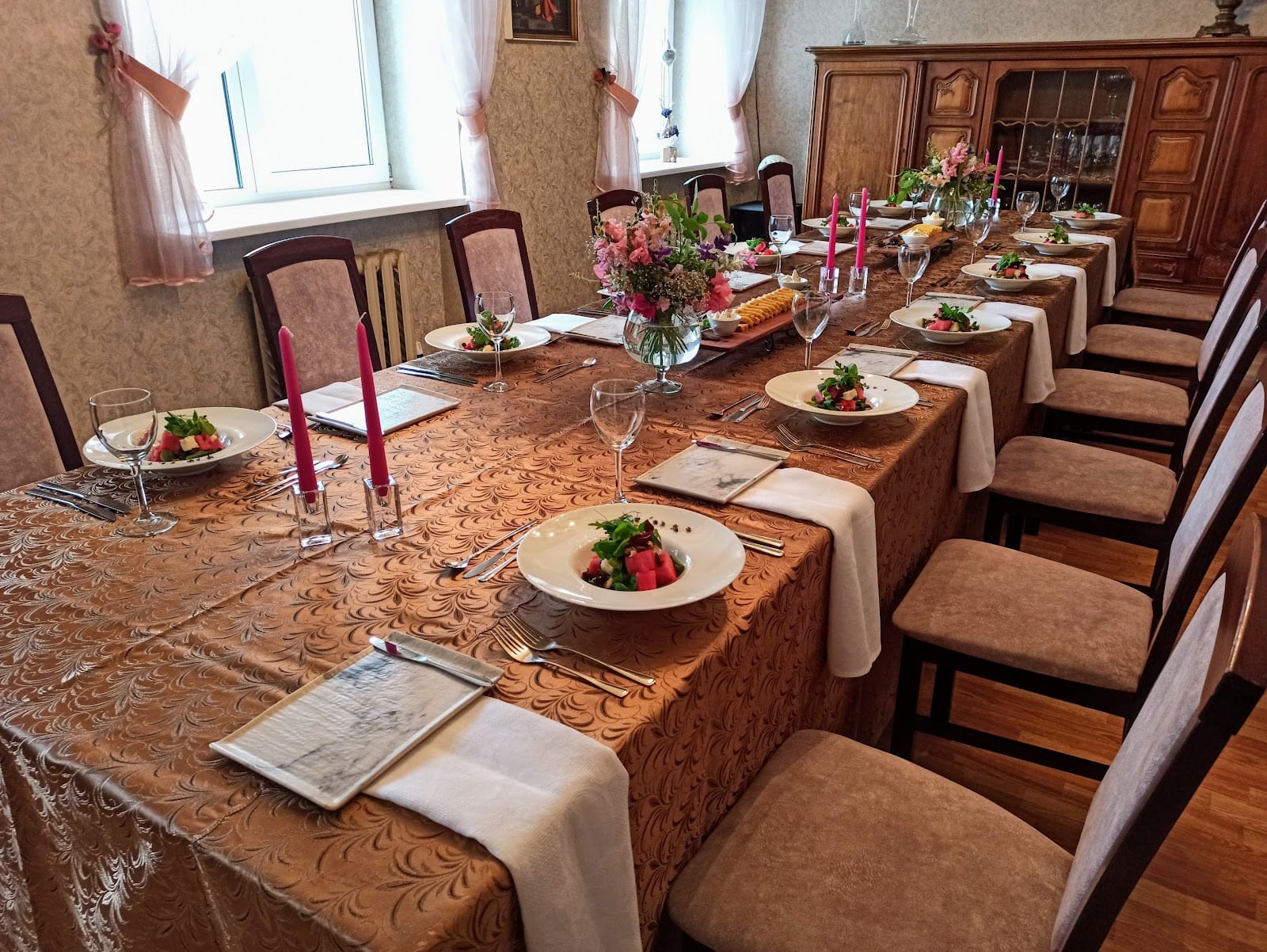 Kafen hauz, kavine-baras, Zaliasis ziogas