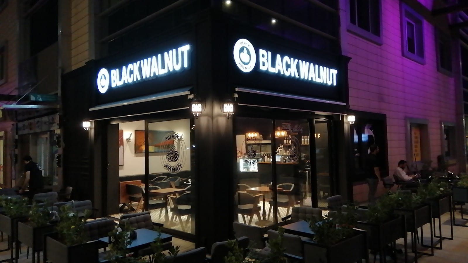 Black walnut cafe- قاوەخانەی بلاک واڵنەت