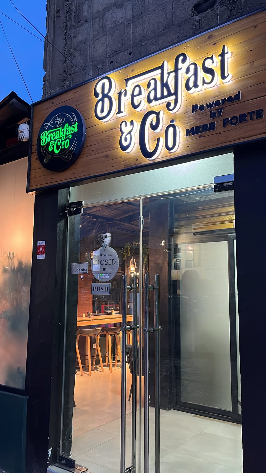Breakfast&Cō Cafe