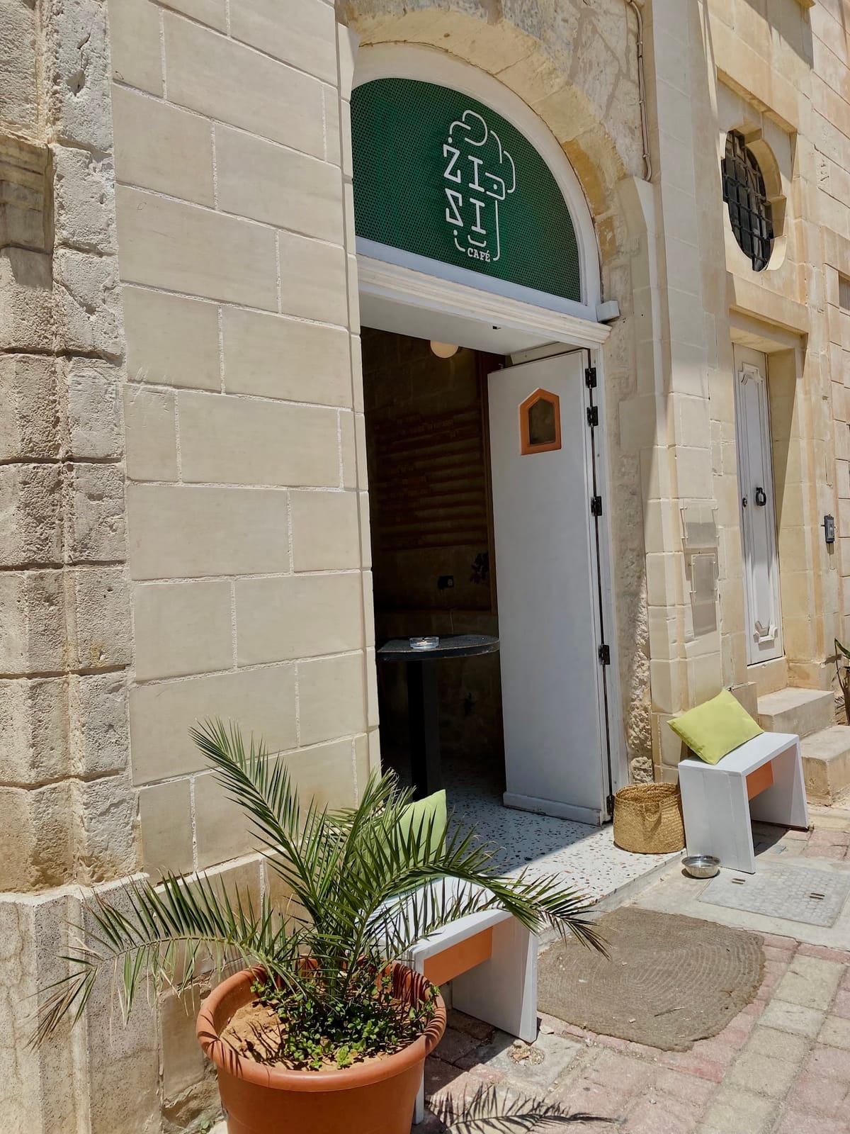 Zizi cafe