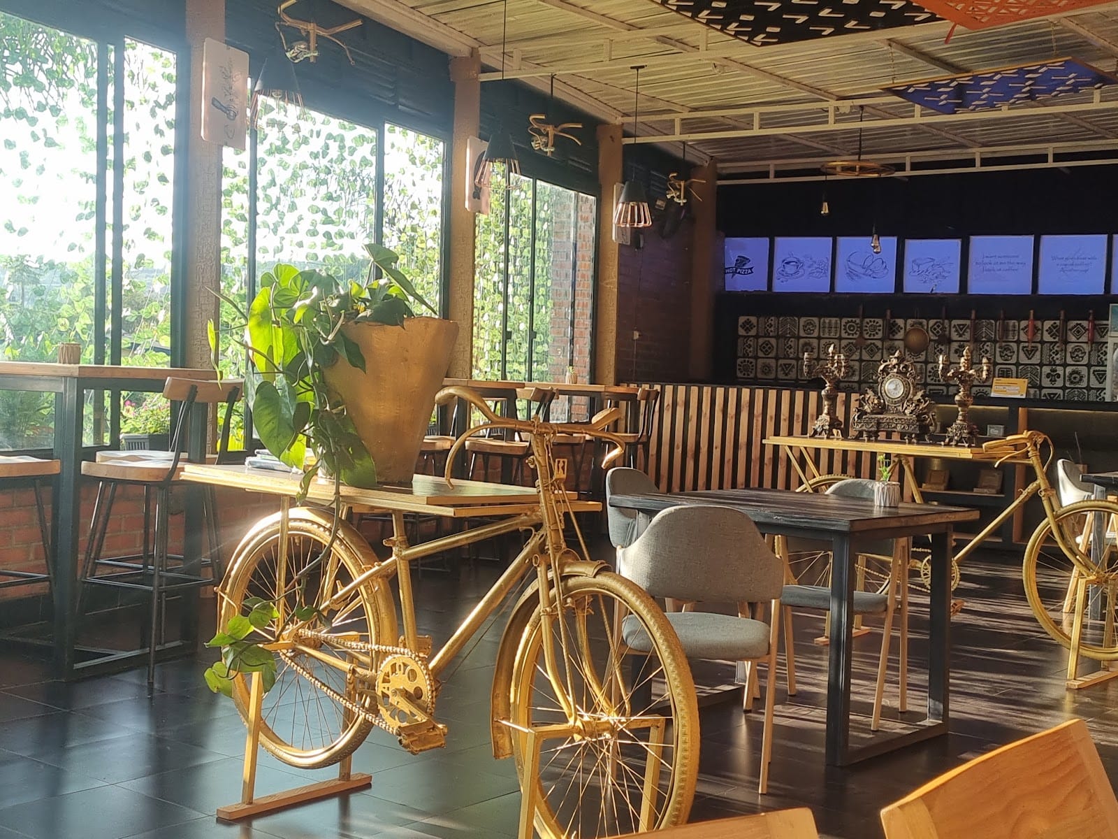 Kući Cafe & Bakery