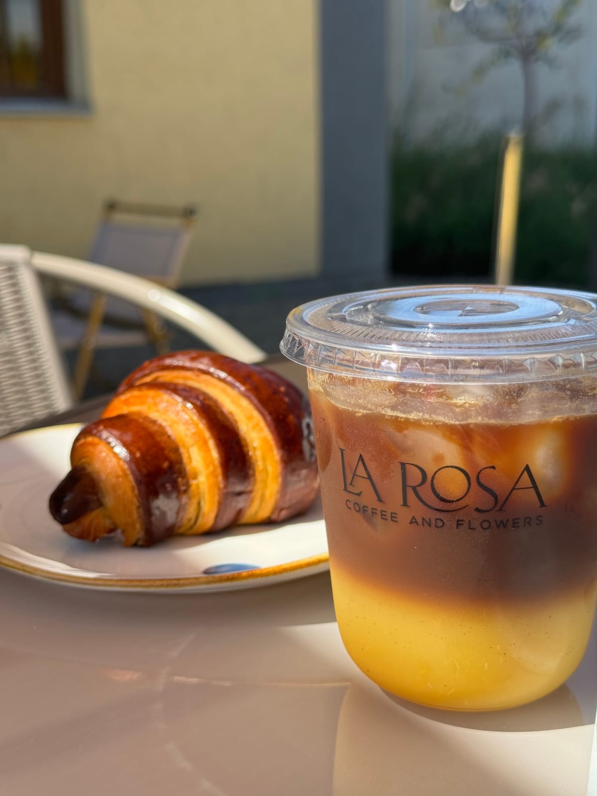 La rosa coffee and flowers