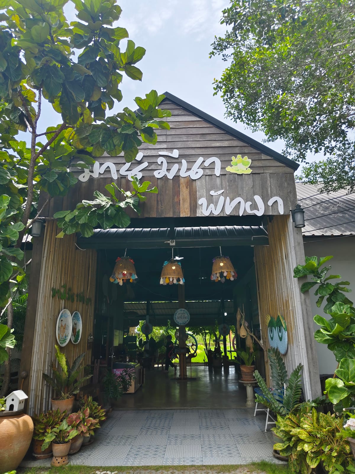 Manee Meena Cafe & Eatery (มานี มีนา คาเฟ่ แอนด์ อิทเทอรี่)
