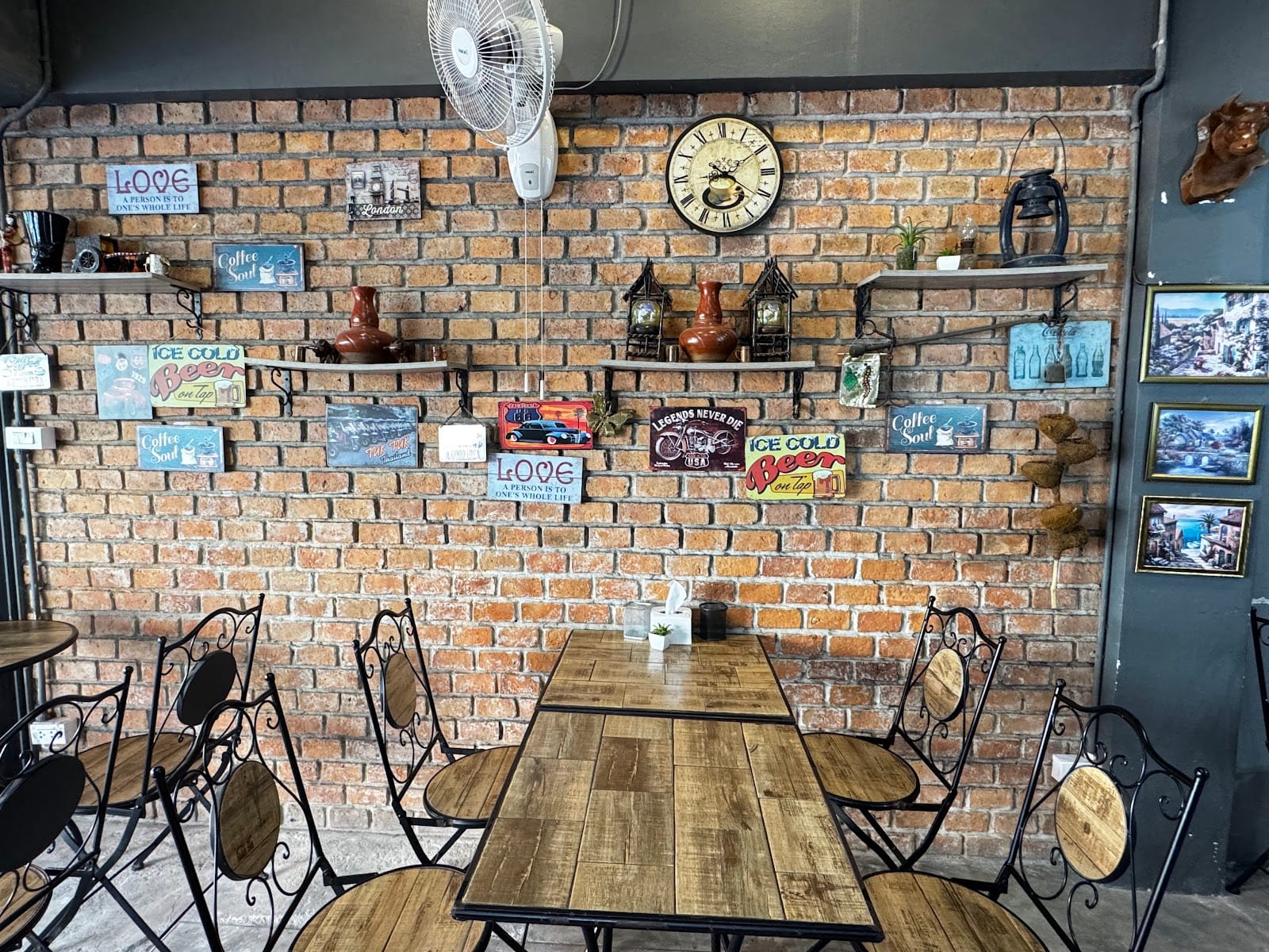 Vintage coffee bar & house