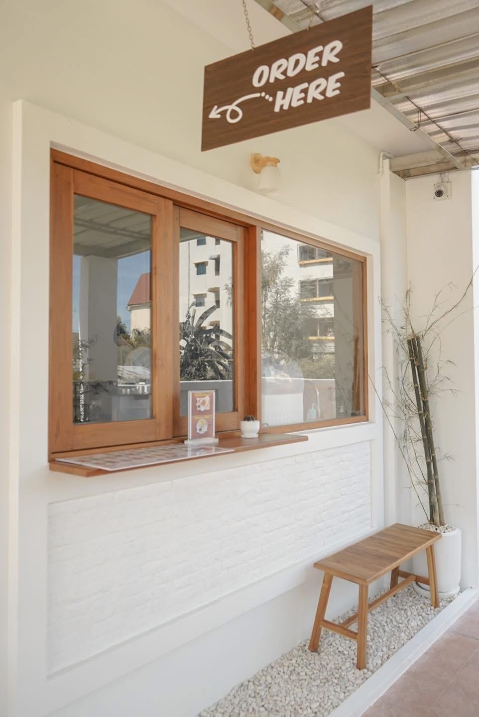Jeji Cafe’ & Dessert Shop