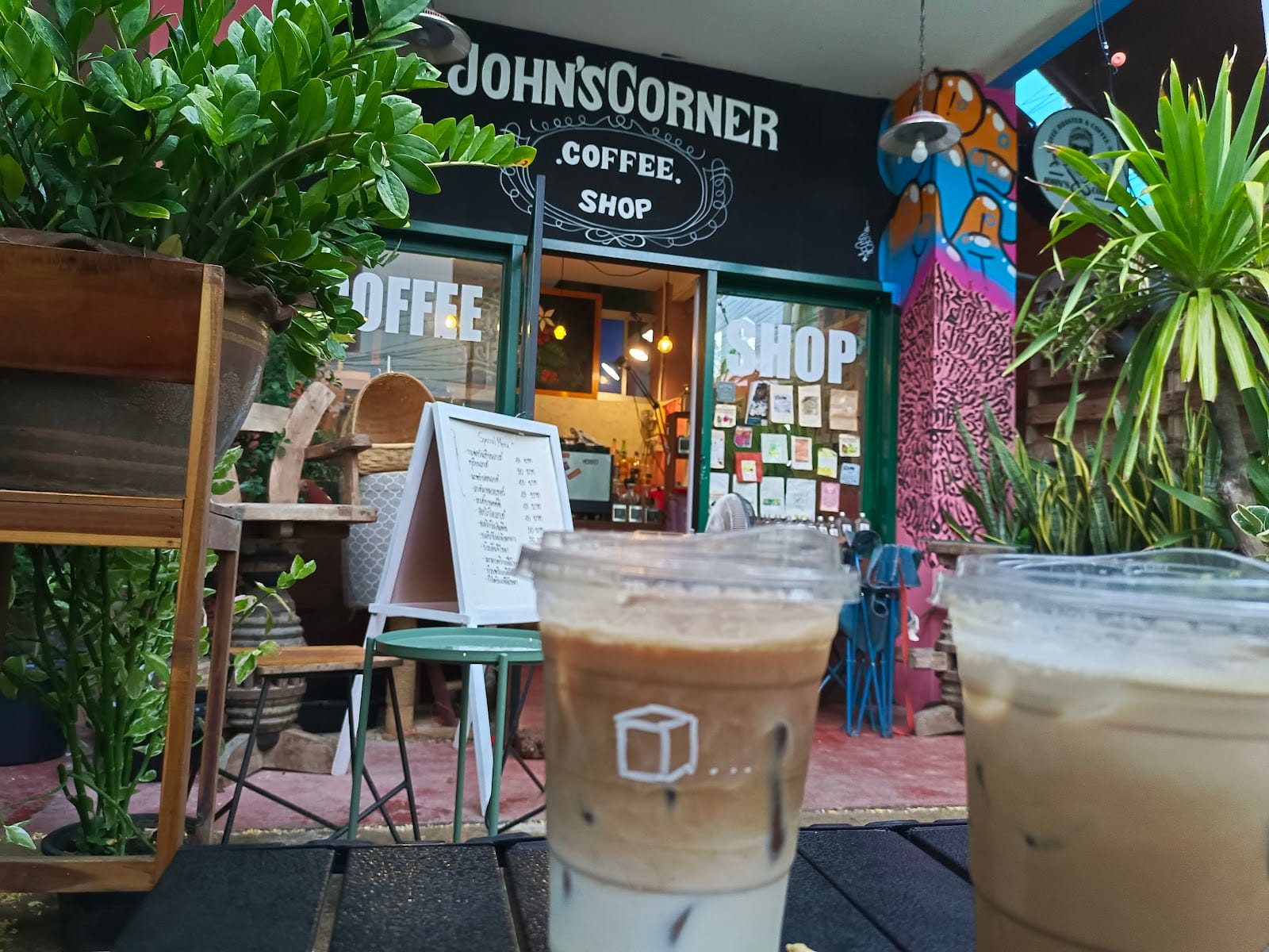 JOHN'S CORNER Cafe' & Chill
