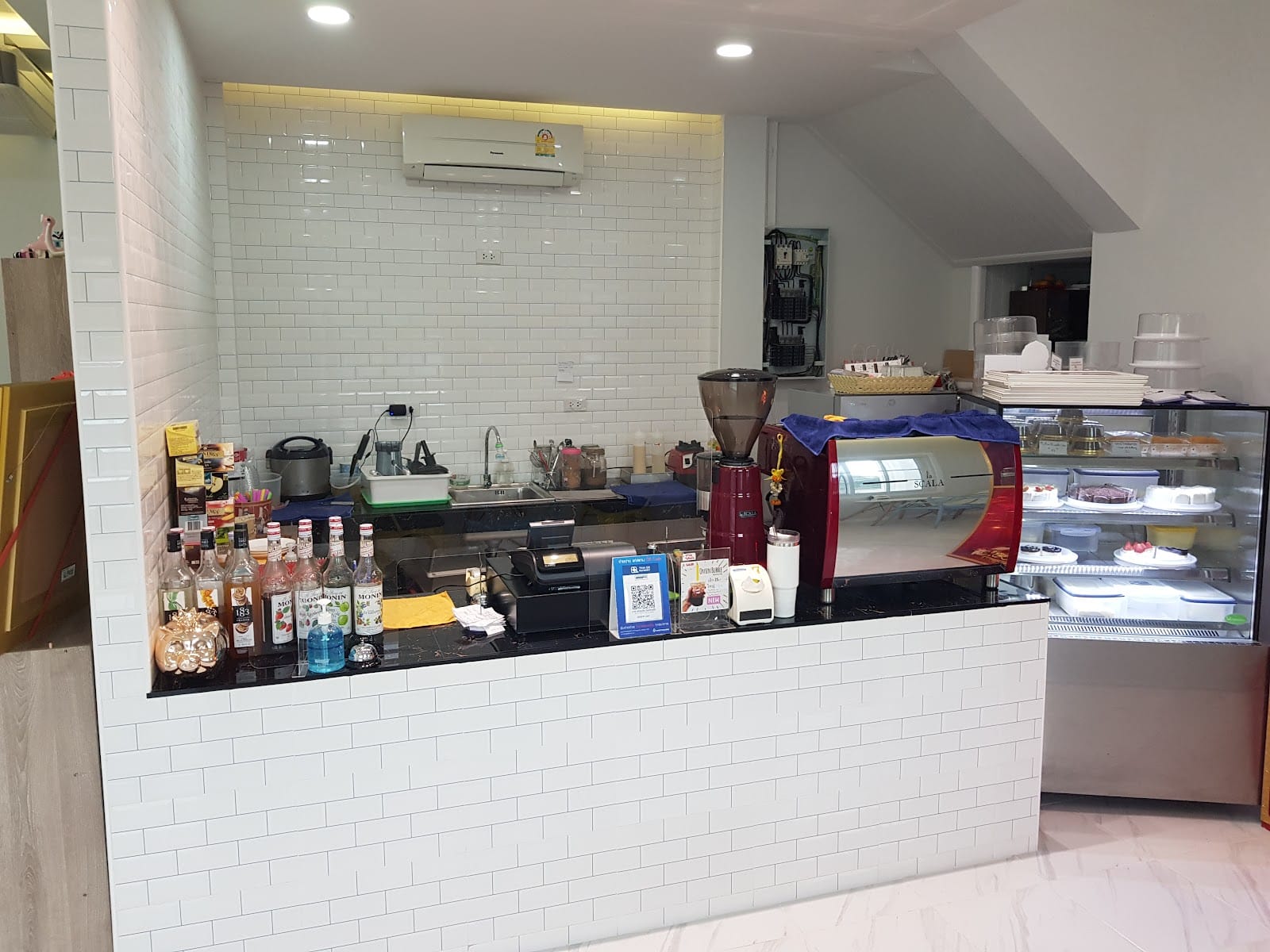 Dessert cafe