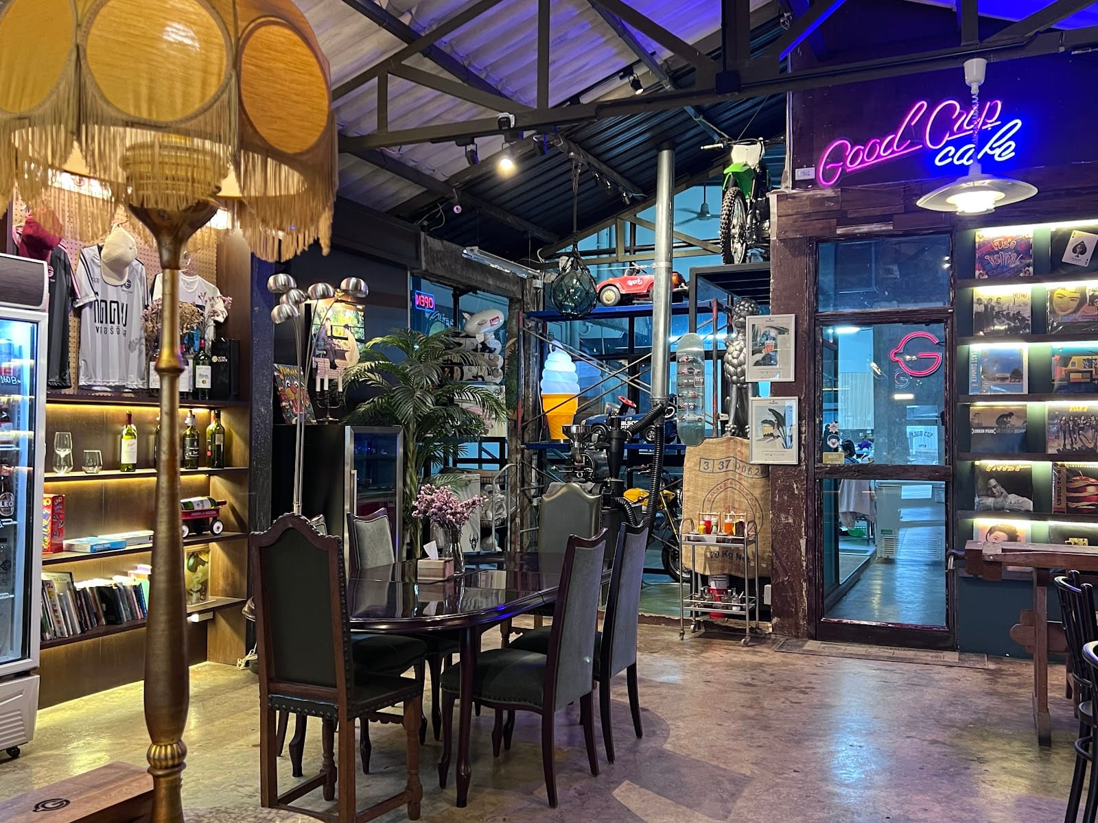 Good Cup Cafe ร้านกาแฟ อาหาร เครื่องดื่ม แยกวนารมย์
