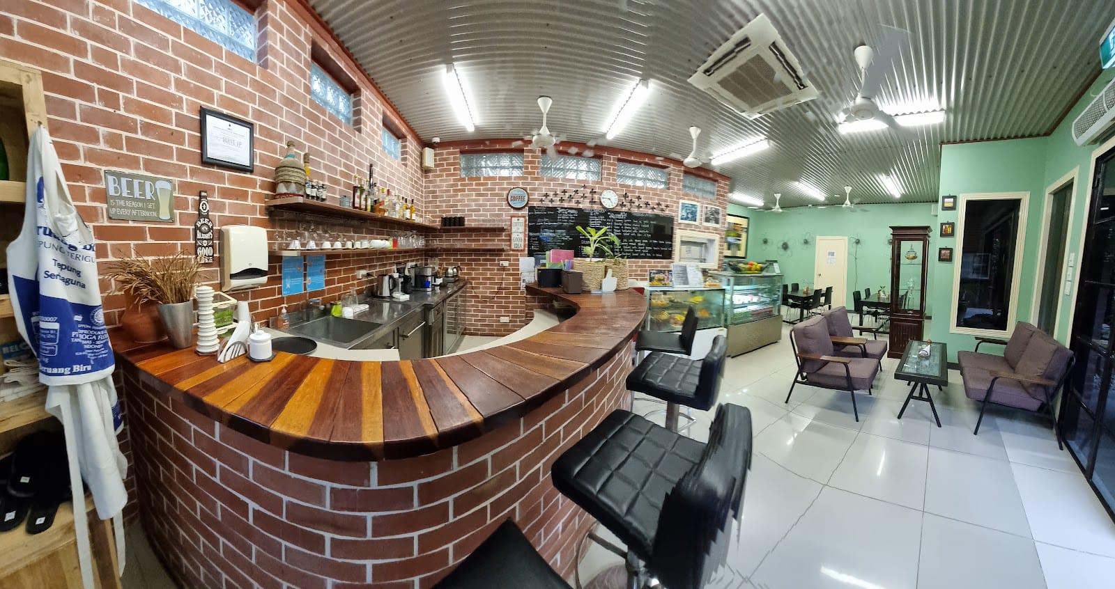 Venture Hotel & Café