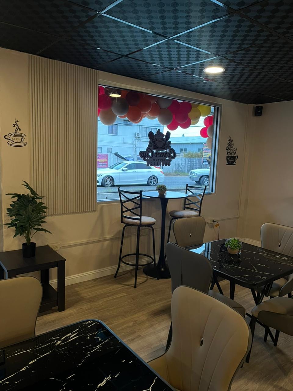 Corner cup bistro