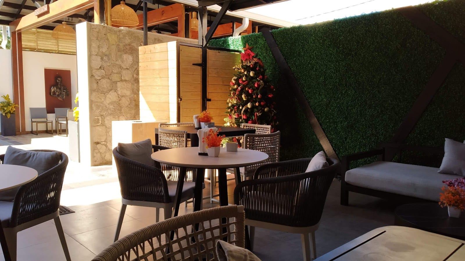 Rise & Roast Cafe’ and Bistro