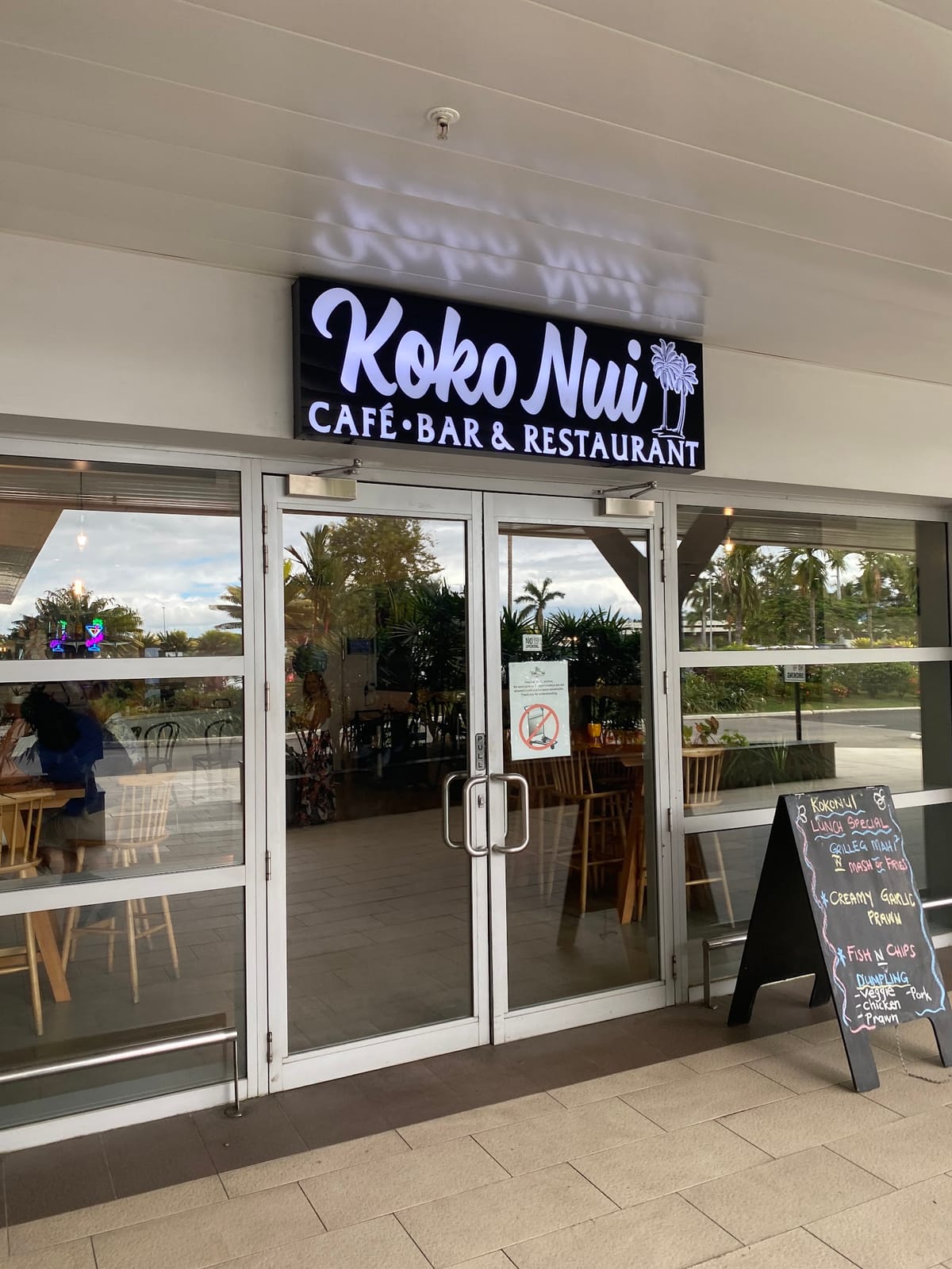 KokoNui Cafe, Bar & Restaurant
