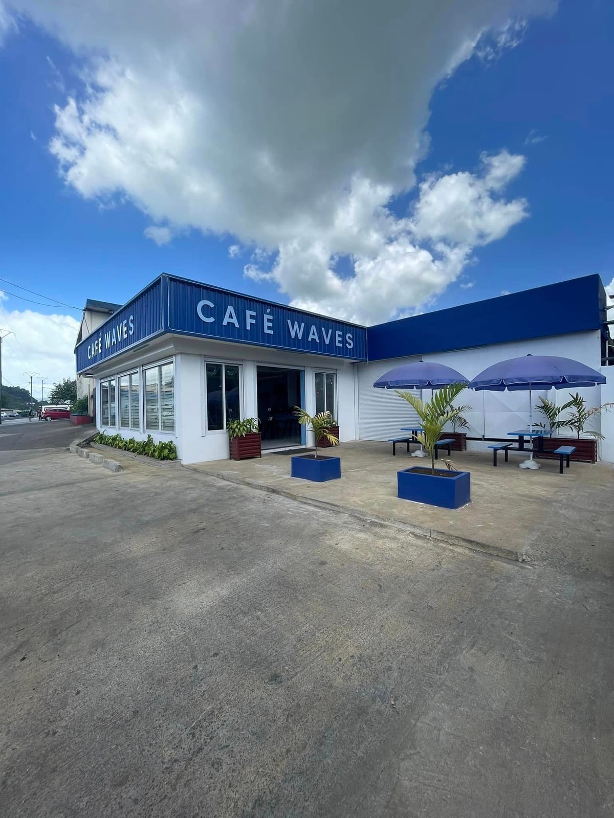 Café Waves
